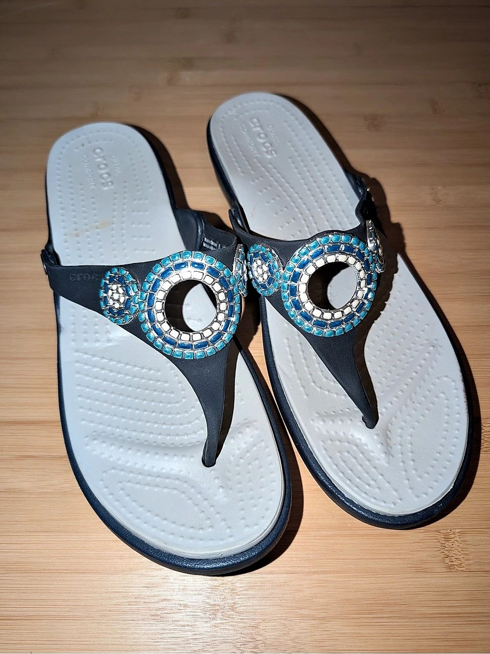 ☘️ Crocs Sanrah Mosaic Wedge Thong Sandals Blue Size 11 Womens